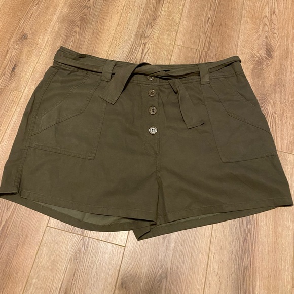Venus NWOT Tie Waist Button Fly Shorts size 20 - Picture 1 of 10